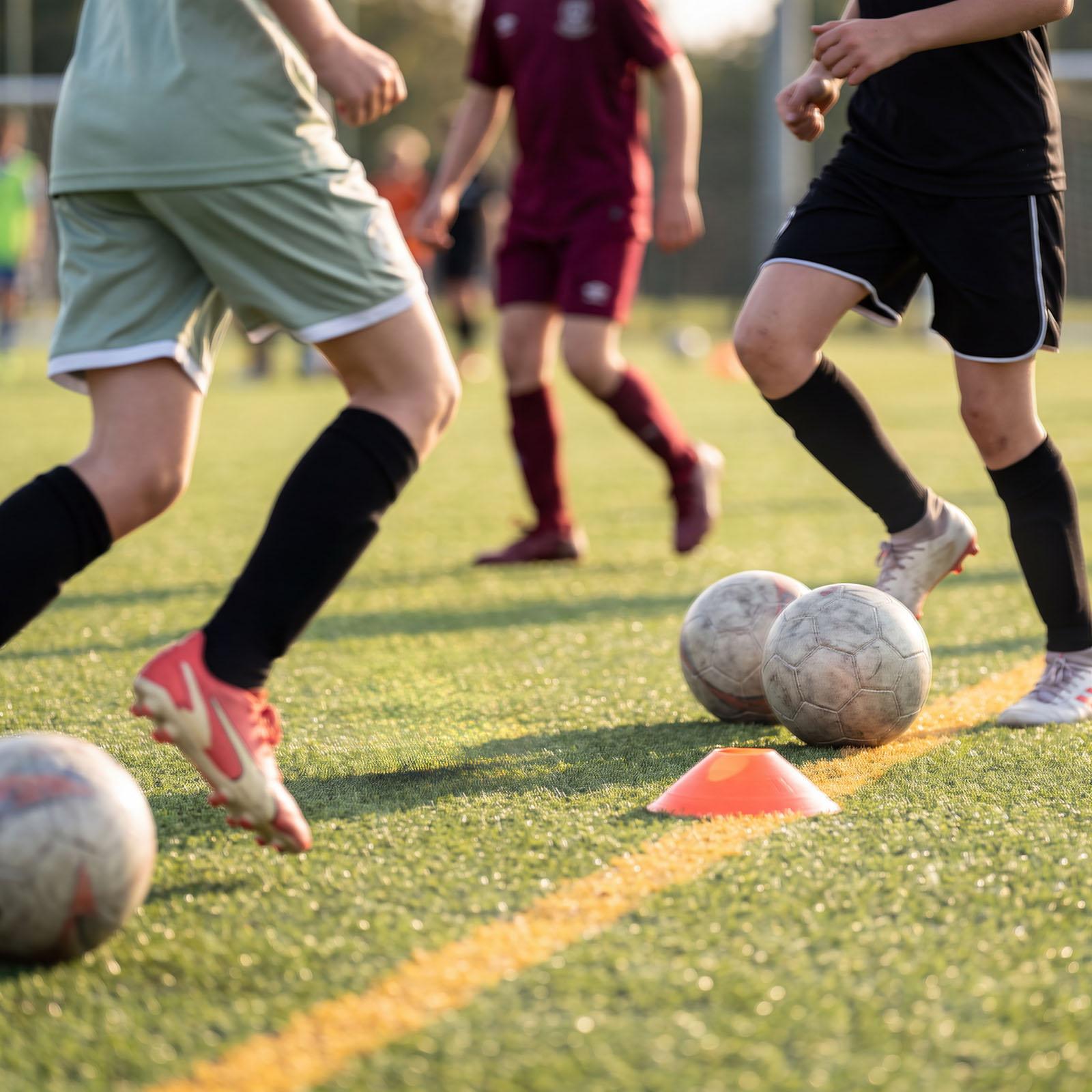 Fotbollsträning på konstgräs