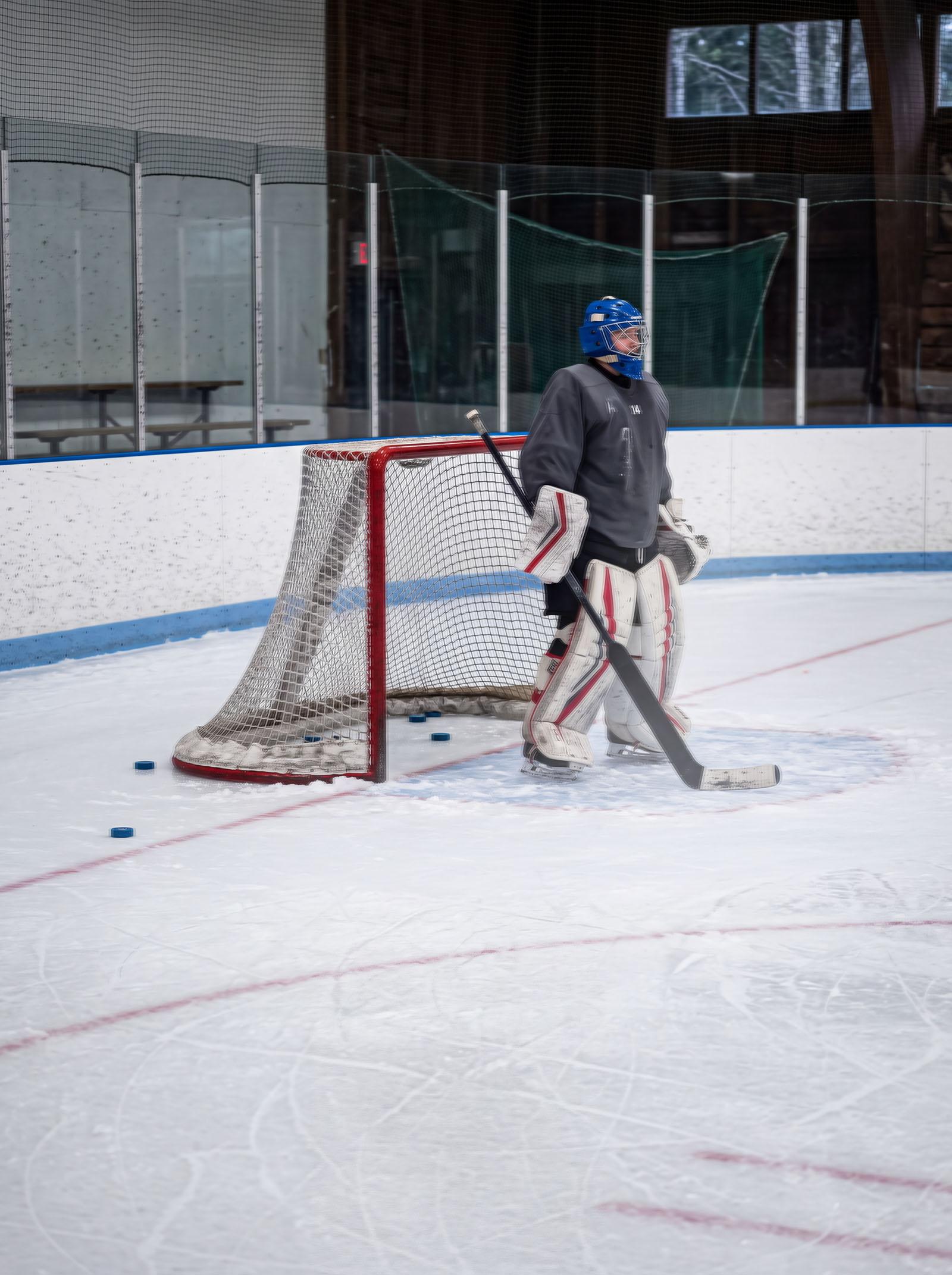 Hockeymålvakt vid målburen på isen